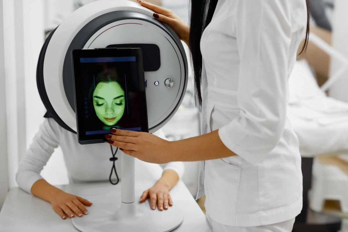 Skin analysis device in use with a client during a consultation